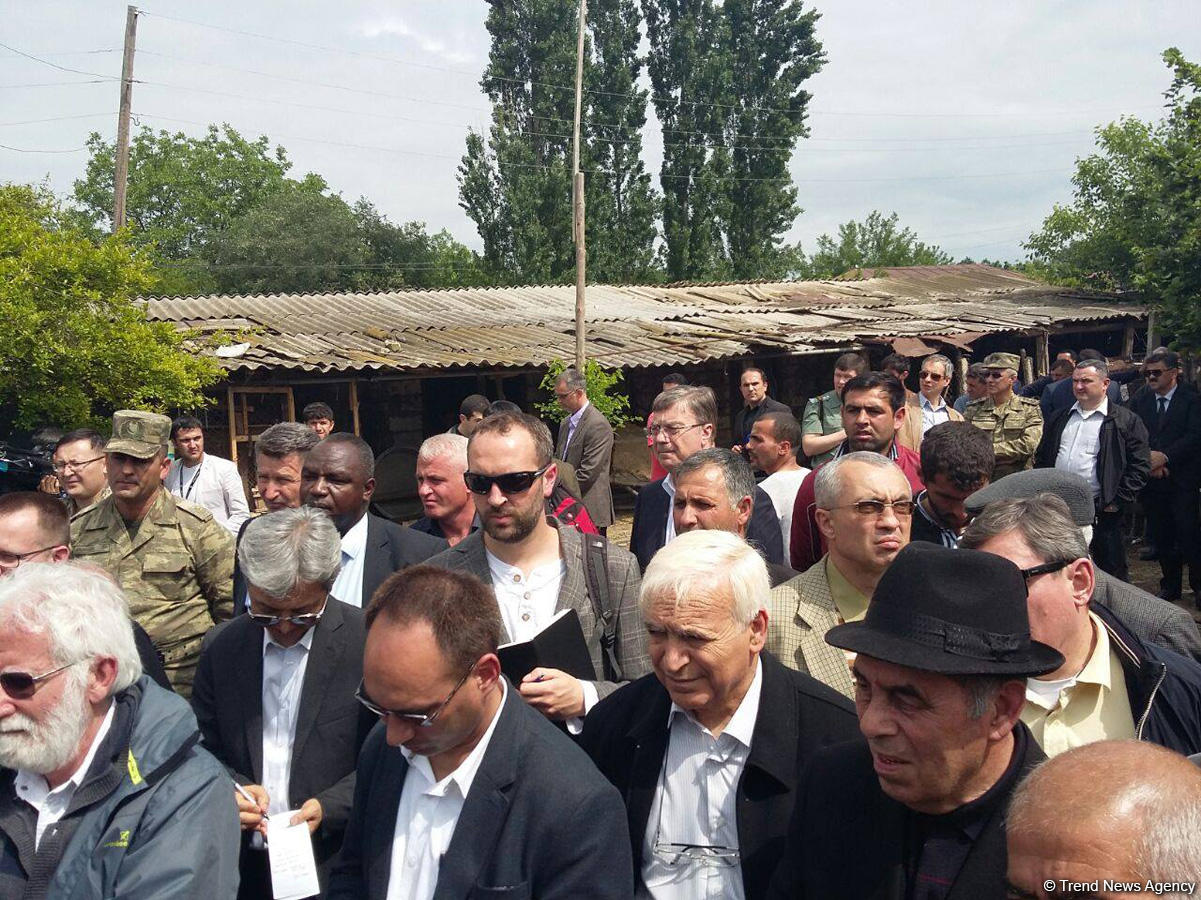 Представители дипкорпуса в Азербайджане осмотрели обстрелянные армянами дома в Агдамском районе (ФОТО)