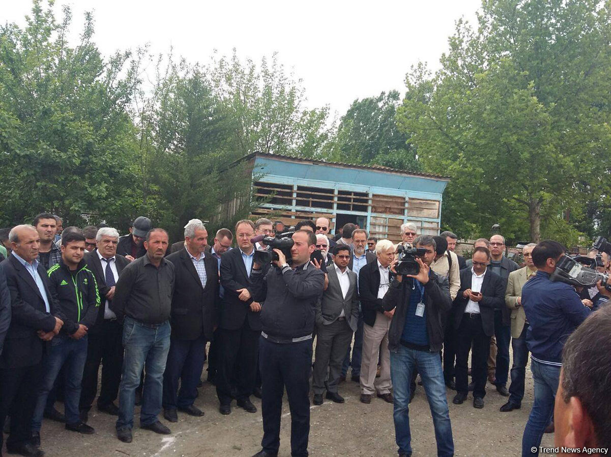 Представители дипкорпуса в Азербайджане осмотрели обстрелянные армянами дома в Агдамском районе (ФОТО)