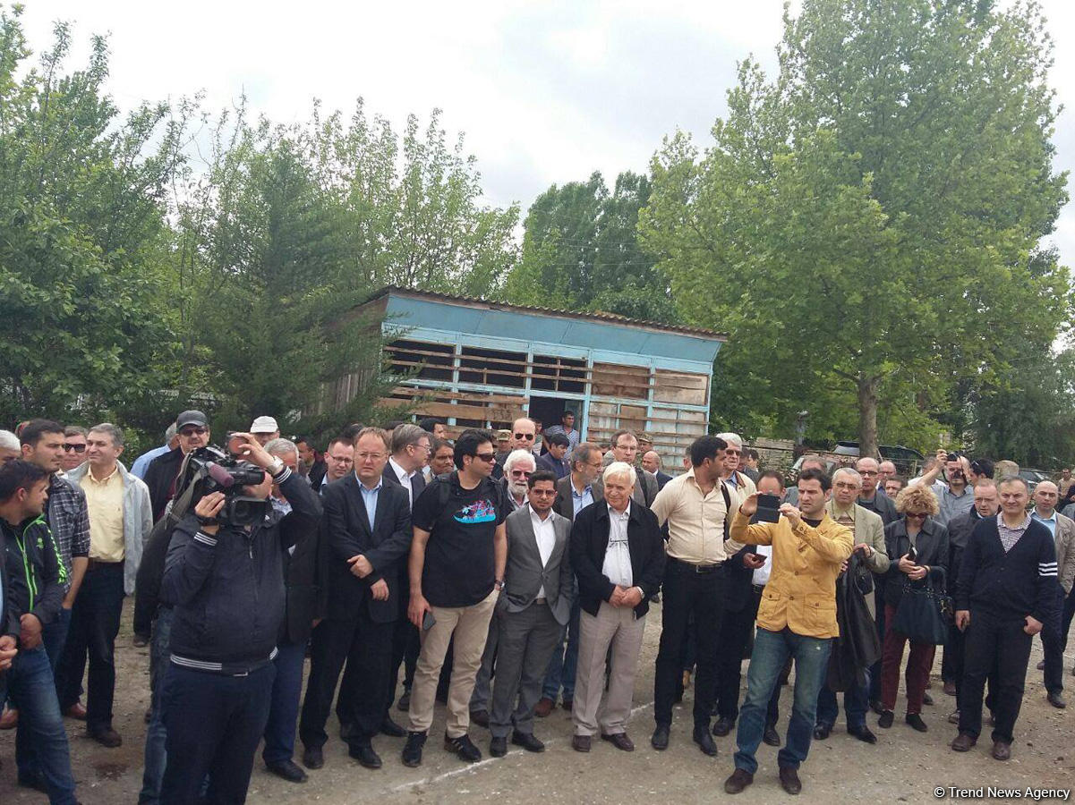 Представители дипкорпуса в Азербайджане осмотрели обстрелянные армянами дома в Агдамском районе (ФОТО)