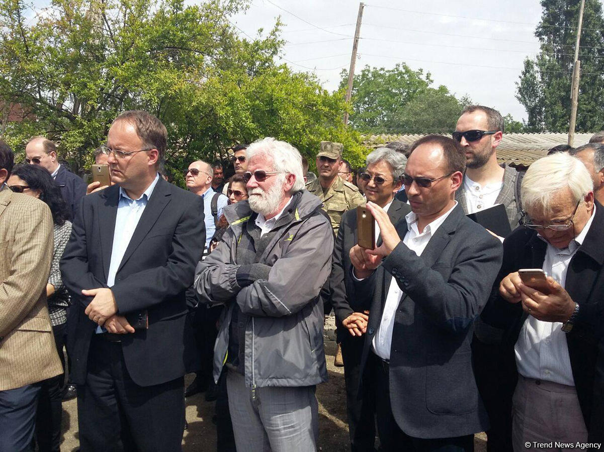 Представители дипкорпуса в Азербайджане осмотрели обстрелянные армянами дома в Агдамском районе (ФОТО)