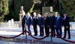 Главы дипмиссий стран СНГ возложили венок к Мемориалу воинской славы в Баку (ФОТО)