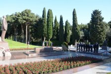 Главы дипмиссий стран СНГ возложили венок к Мемориалу воинской славы в Баку (ФОТО)