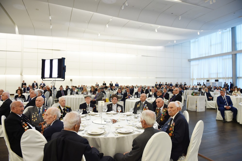 Президент Азербайджана и его супруга приняли участие в  официальном приеме в связи с 93-й годовщиной со дня рождения общенационального лидера Гейдара Алиева и  71-летием  Победы над фашизмом (ФОТО)