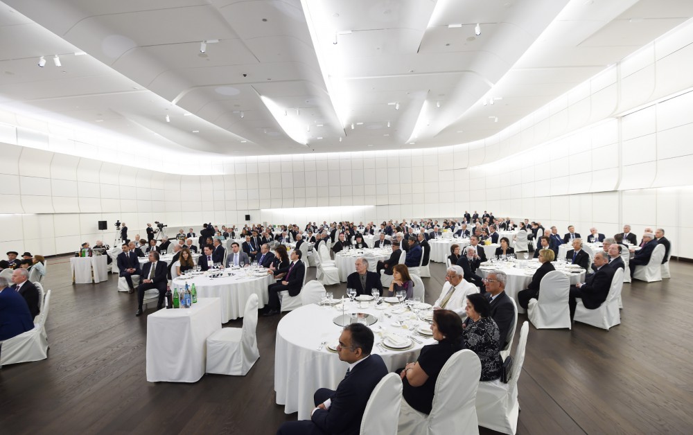 Президент Азербайджана и его супруга приняли участие в  официальном приеме в связи с 93-й годовщиной со дня рождения общенационального лидера Гейдара Алиева и  71-летием  Победы над фашизмом (ФОТО)