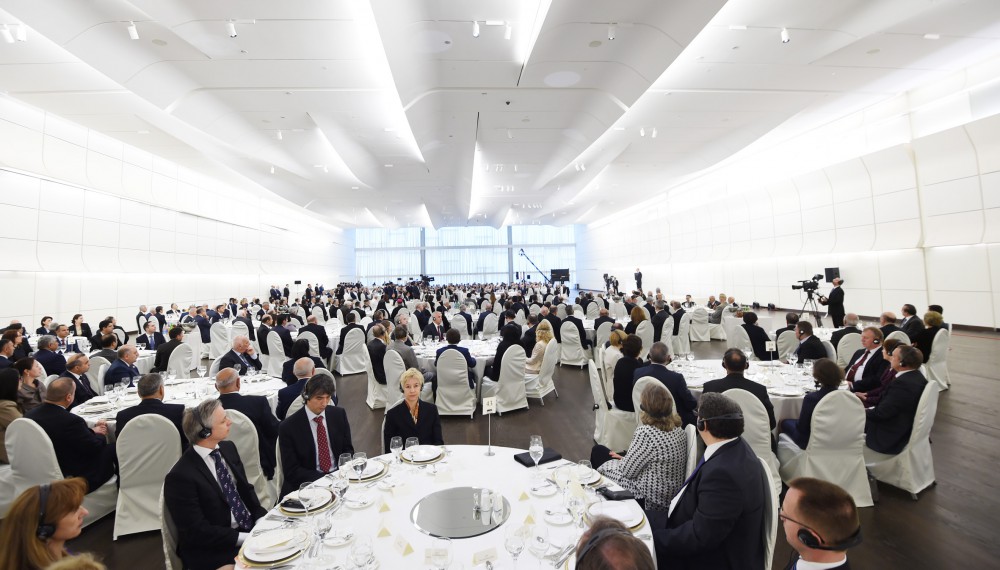 Президент Азербайджана и его супруга приняли участие в  официальном приеме в связи с 93-й годовщиной со дня рождения общенационального лидера Гейдара Алиева и  71-летием  Победы над фашизмом (ФОТО)