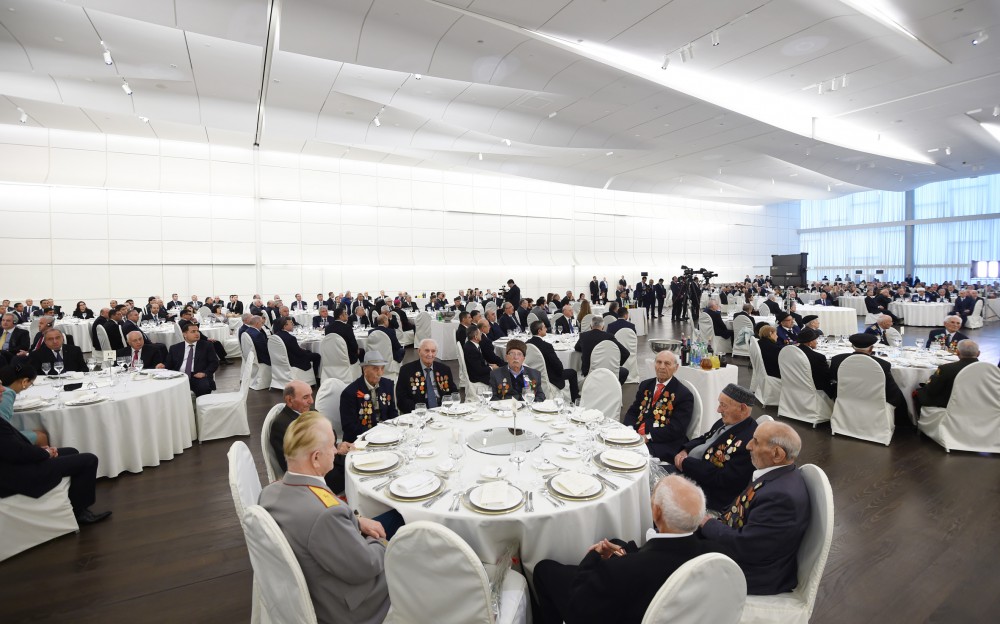 Президент Азербайджана и его супруга приняли участие в  официальном приеме в связи с 93-й годовщиной со дня рождения общенационального лидера Гейдара Алиева и  71-летием  Победы над фашизмом (ФОТО)