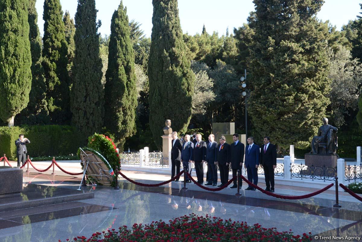 Главы дипмиссий стран СНГ возложили венок к Мемориалу воинской славы в Баку (ФОТО)