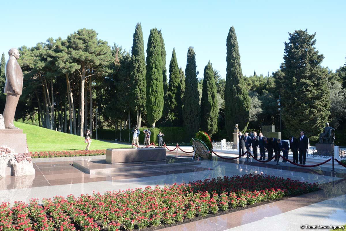Главы дипмиссий стран СНГ возложили венок к Мемориалу воинской славы в Баку (ФОТО)