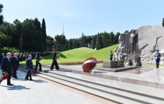 Президент Азербайджана и его супруга посетили могилу общенационального лидера Гейдара Алиева (ФОТО)