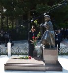 Президент Азербайджана и его супруга посетили могилу общенационального лидера Гейдара Алиева (ФОТО)