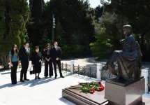 Президент Азербайджана и его супруга посетили могилу общенационального лидера Гейдара Алиева (ФОТО)