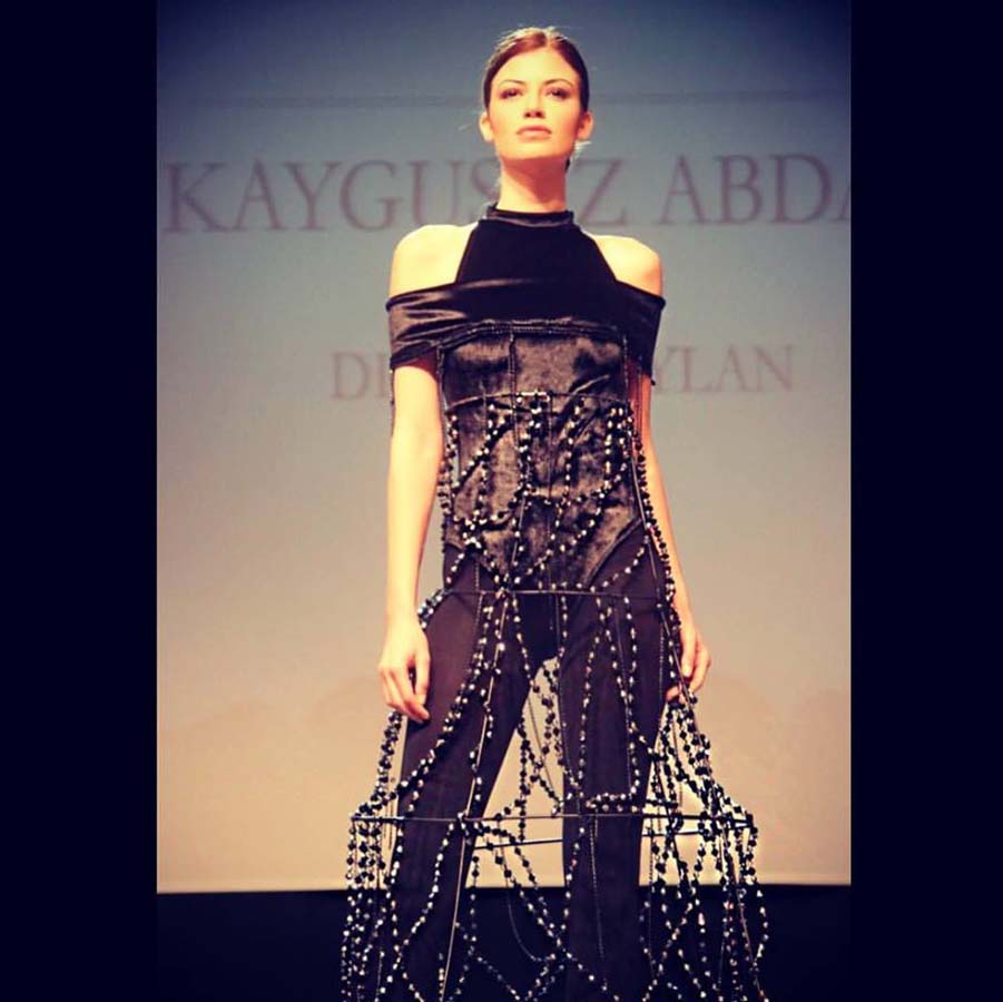 Ведущей моделью Baku Fashion Week стала турецкая звезда Тууче Сарыкая (ФОТО)