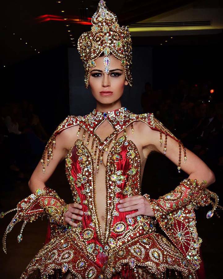 Ведущей моделью Baku Fashion Week стала турецкая звезда Тууче Сарыкая (ФОТО)