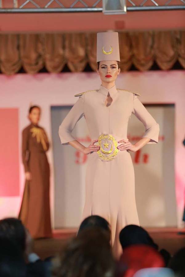 Ведущей моделью Baku Fashion Week стала турецкая звезда Тууче Сарыкая (ФОТО)