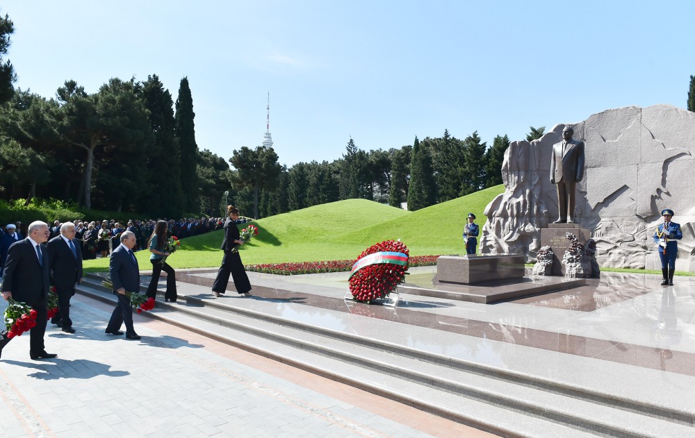 Президент Азербайджана и его супруга посетили могилу общенационального лидера Гейдара Алиева (ФОТО)