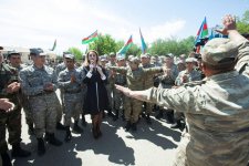 Роза Зяргярли выступила с концертами в воинских частях Мингячевира и Шамкира  (ФОТО)