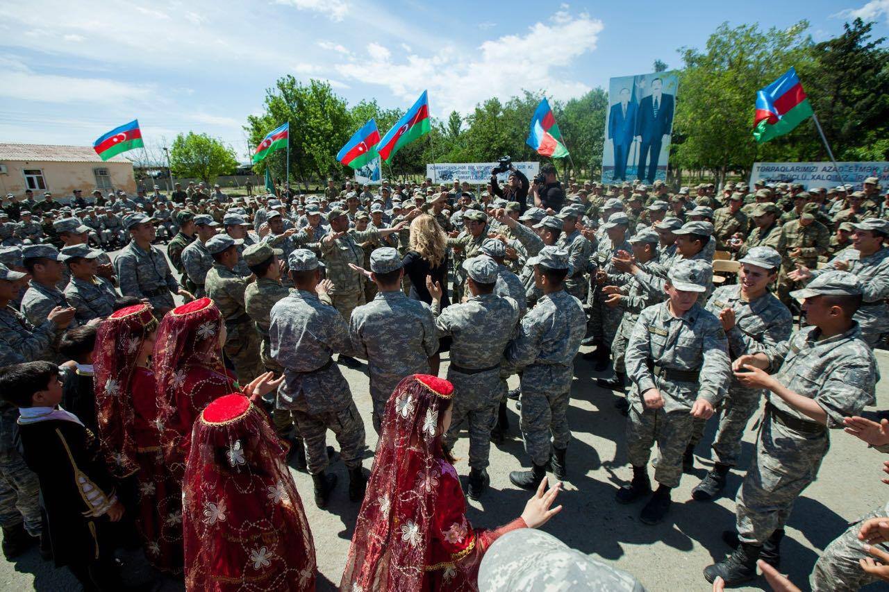 Роза Зяргярли выступила с концертами в воинских частях Мингячевира и Шамкира  (ФОТО)