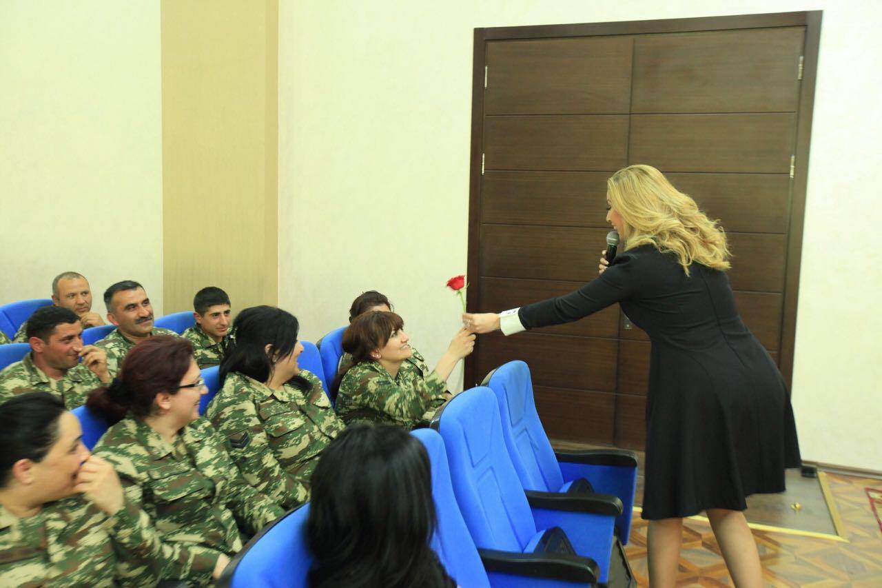 Роза Зяргярли выступила с концертами в воинских частях Мингячевира и Шамкира  (ФОТО)