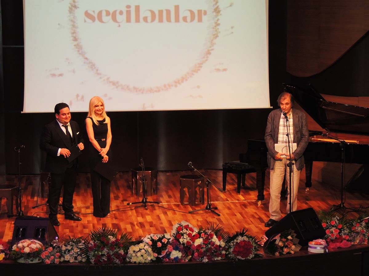 В Баку прошла презентация книги "Seçilənlər" Гюнель Анаргызы (ФОТО)