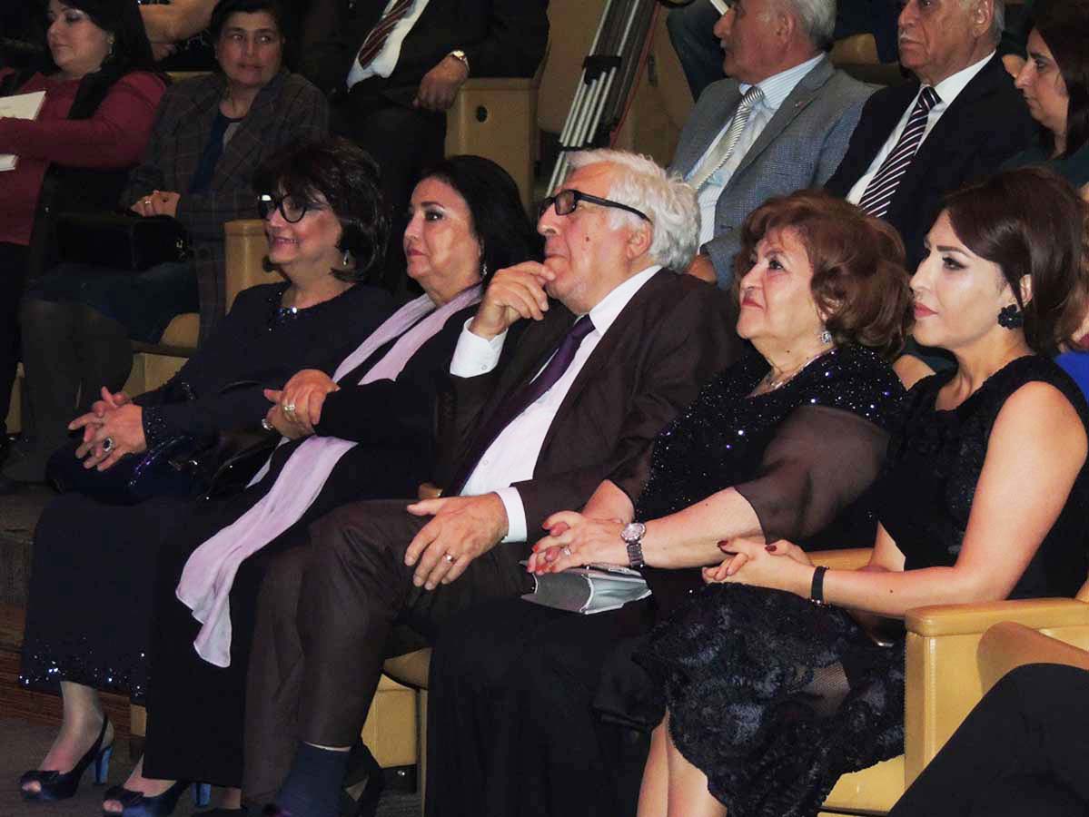 В Баку прошла презентация книги "Seçilənlər" Гюнель Анаргызы (ФОТО)