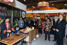 Президент Азербайджана ознакомился с международными выставками пищевой промышленности и сельского хозяйства в Баку (ФОТО)