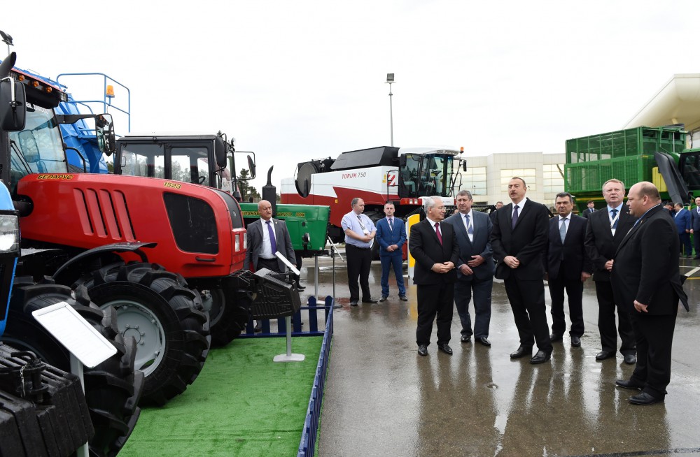 Президент Азербайджана ознакомился с международными выставками пищевой промышленности и сельского хозяйства в Баку (ФОТО)
