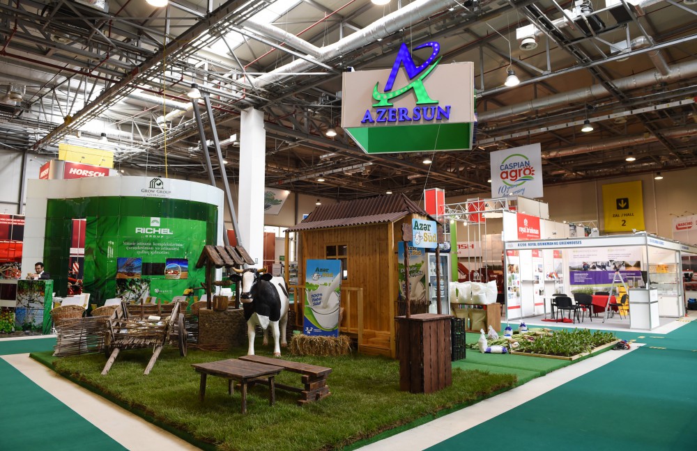 Президент Азербайджана ознакомился с международными выставками пищевой промышленности и сельского хозяйства в Баку (ФОТО)