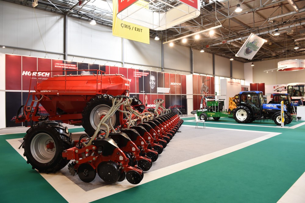 Президент Азербайджана ознакомился с международными выставками пищевой промышленности и сельского хозяйства в Баку (ФОТО)