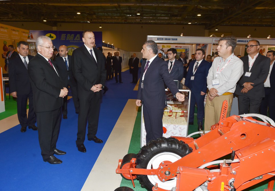 Президент Азербайджана ознакомился с международными выставками пищевой промышленности и сельского хозяйства в Баку (ФОТО)