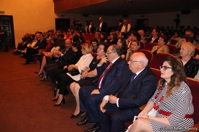 В Баку c большим успехом прошла премьера спектакля "Судьба Артиста" (ФОТО)