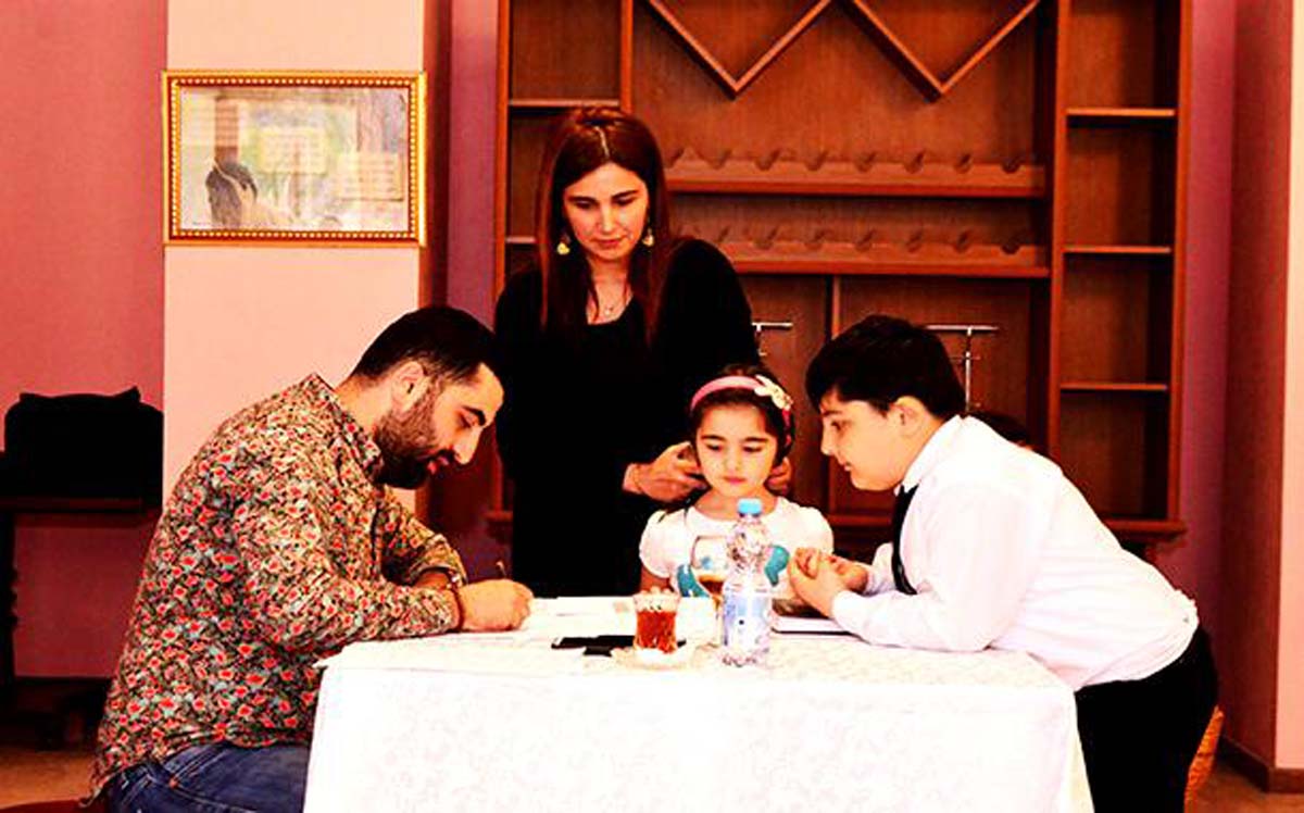 Быть клоуном, или "Игра в прятки" Мушвига Шахвердиева (ФОТО)