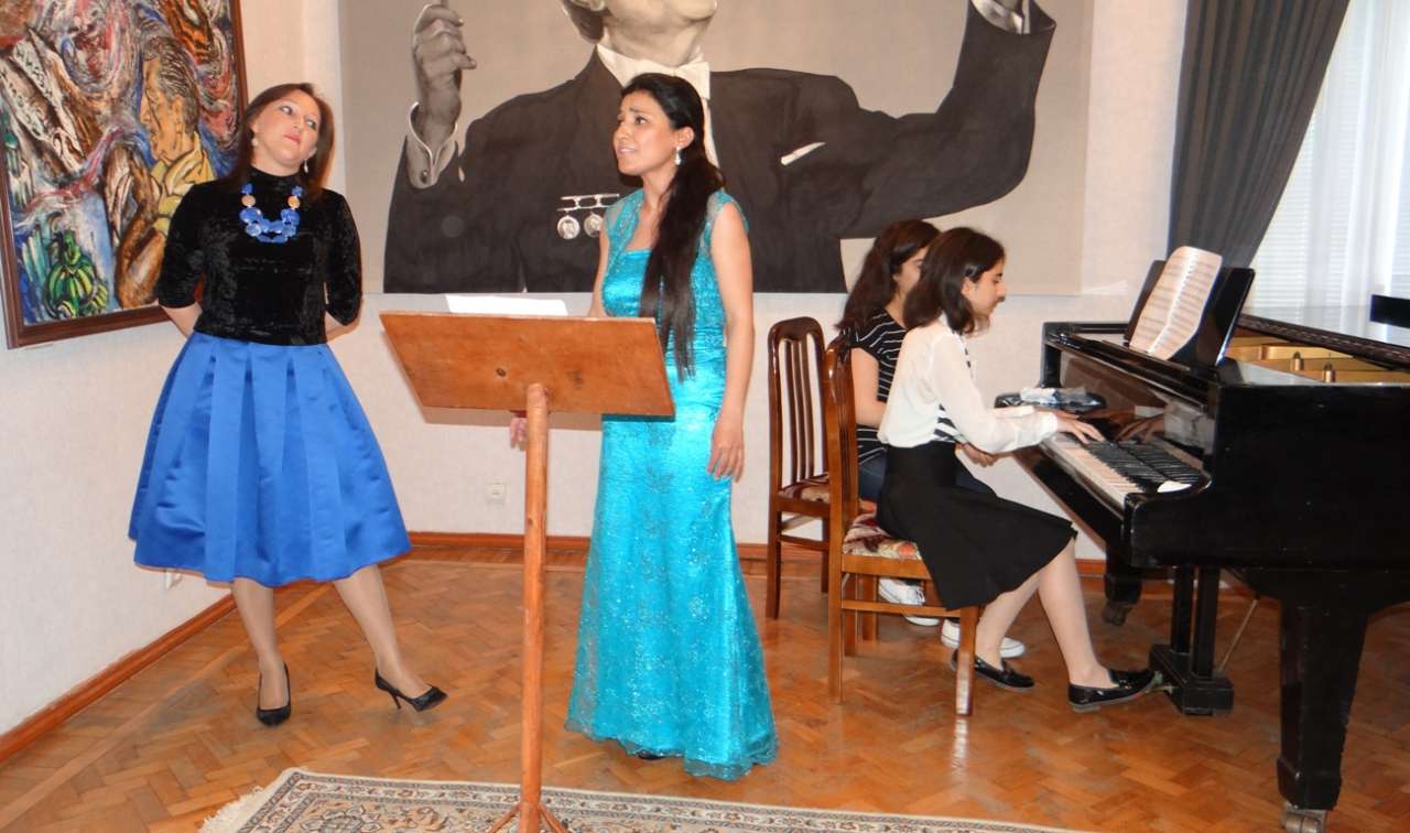 В квартире-музее Ниязи состоялся концерт, посвященный Дню Республики (ФОТО)