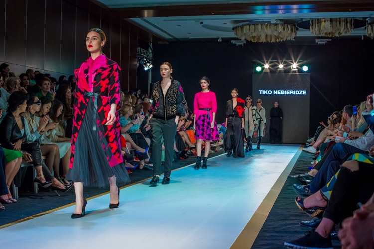 Всемирно известный дизайнер и посол Франции на потрясающем закрытии Azerbaijan Fashion Week (ФОТО)