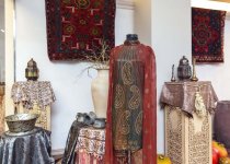 Фахрия Халафова презентовала проект-выставку "Платье в интерьере" (ФОТО)