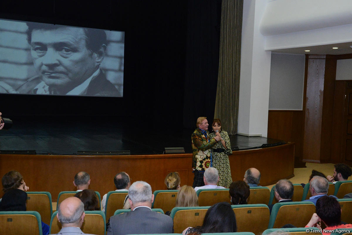 Творческая сцена ÜNS провела потрясающий вечер известного театрального режиссера Романа Виктюка (ФОТО)