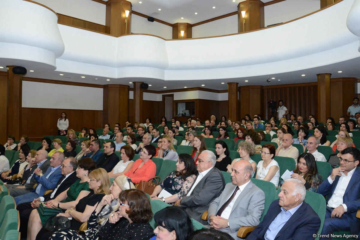 Творческая сцена ÜNS провела потрясающий вечер известного театрального режиссера Романа Виктюка (ФОТО)