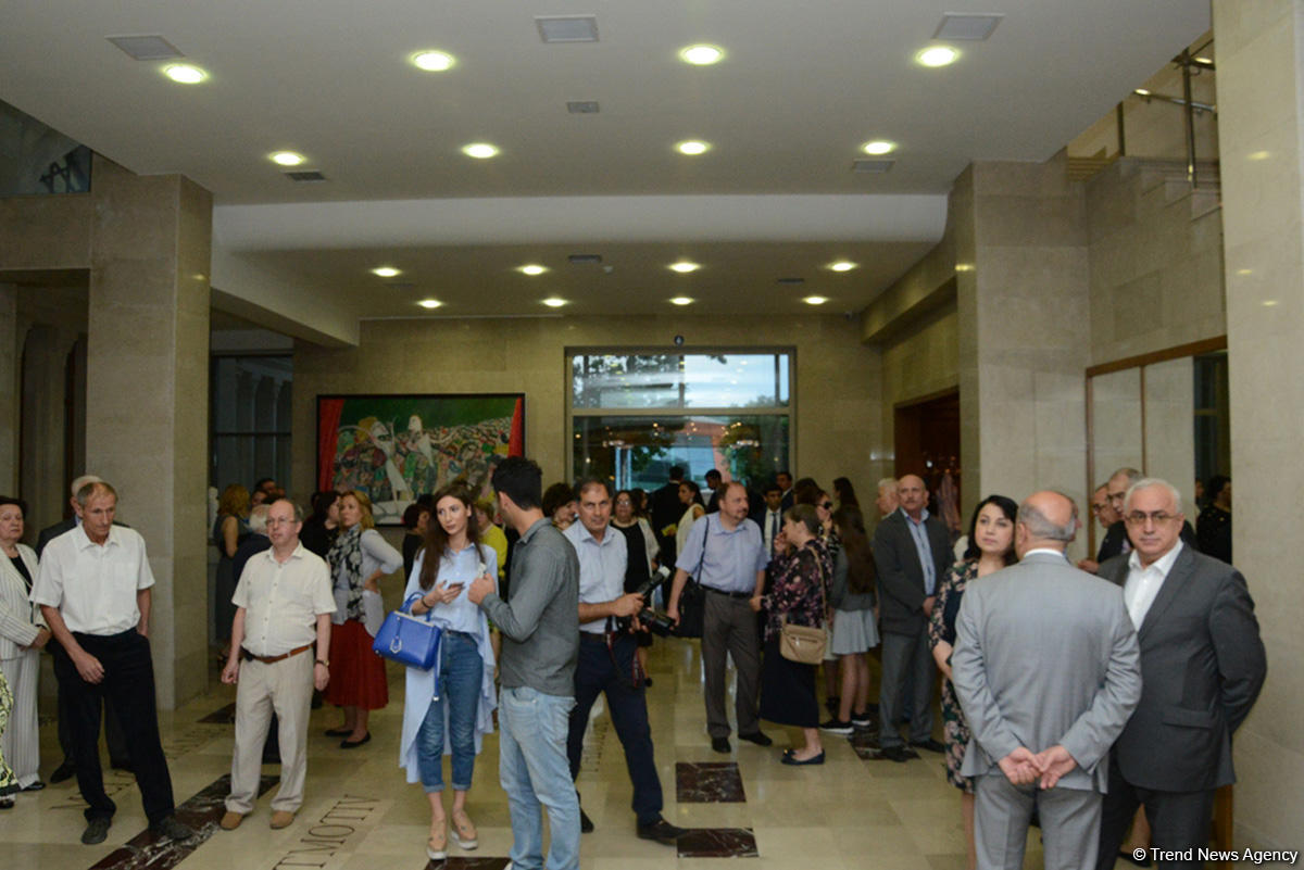 Творческая сцена ÜNS провела потрясающий вечер известного театрального режиссера Романа Виктюка (ФОТО)