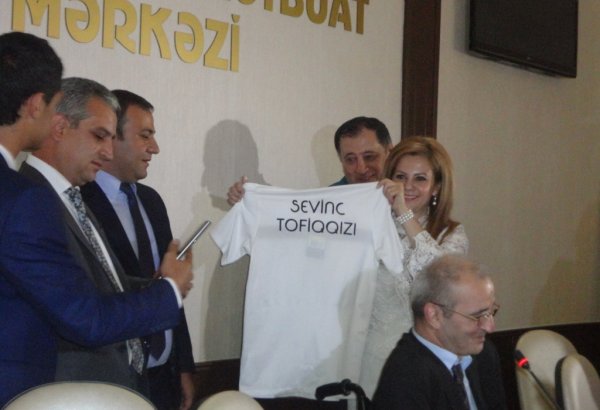 Азербайджанские звезды представили "Футбольный гимн" (ФОТО/ВИДЕО)