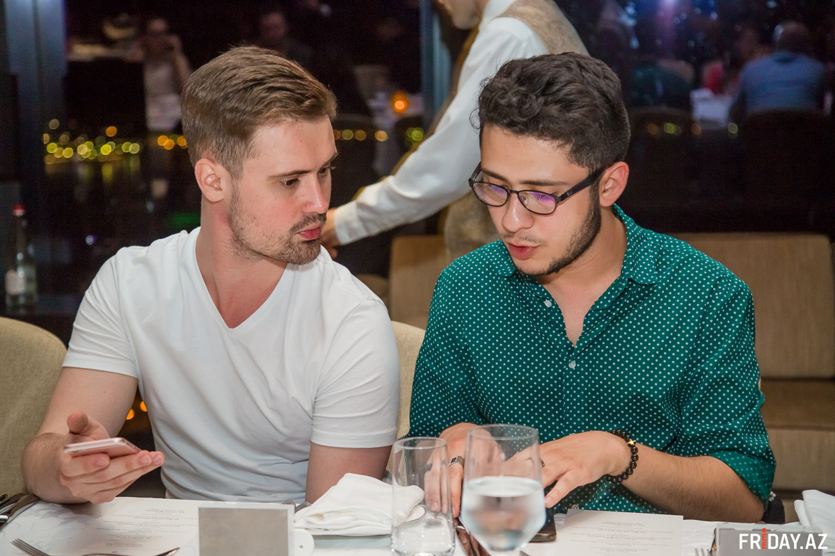 Открытие летнего сезона в Баку – окруженный Огненными Башнями с видом на Каспий (ФОТО)