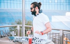 Открытие летнего сезона в Баку – окруженный Огненными Башнями с видом на Каспий (ФОТО)