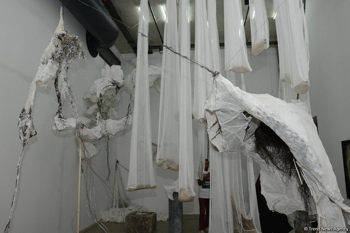 YARAT представляет две выставки - "300 слов на сопротивление" и "Мелкая ложь" (ФОТО)