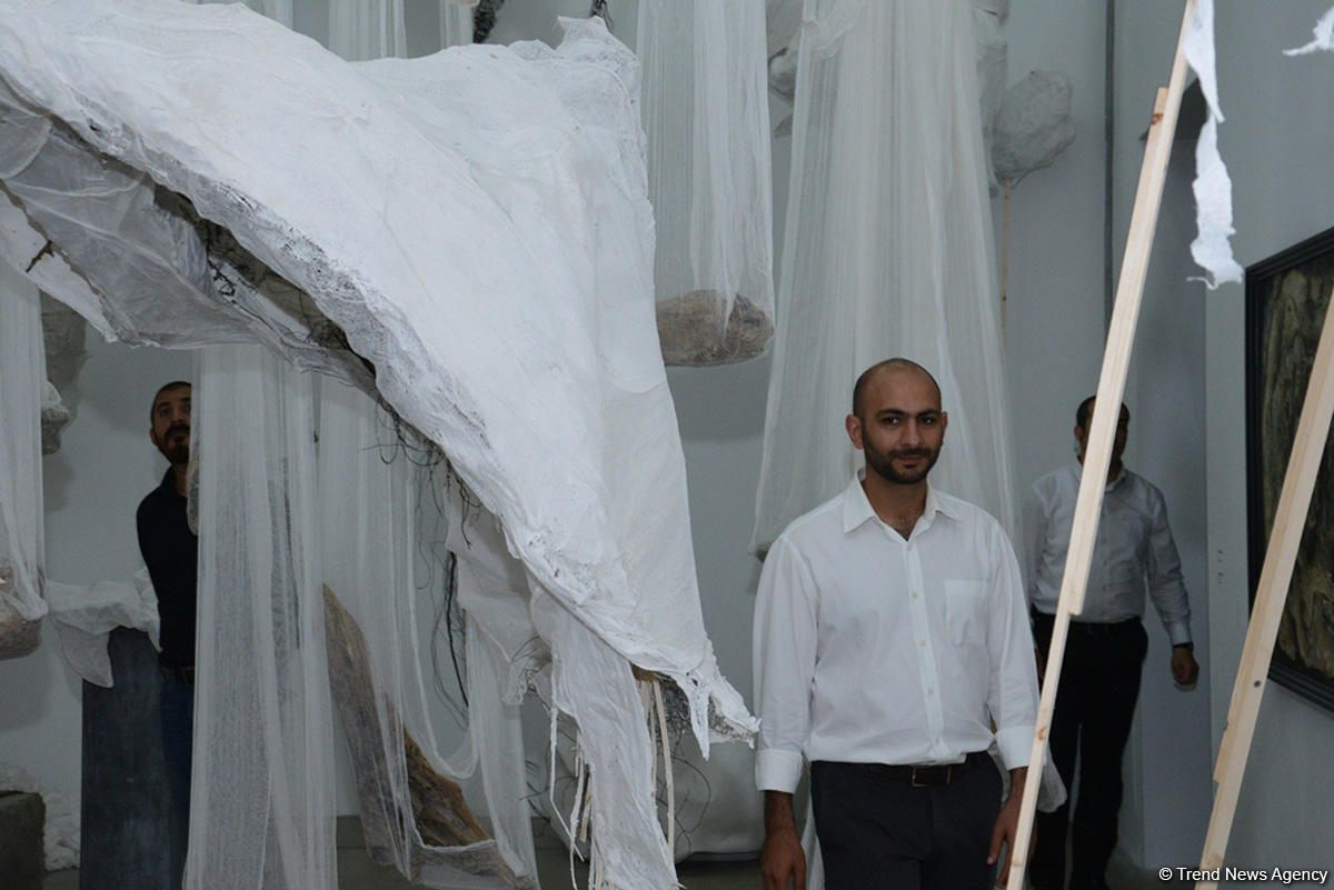 YARAT представляет две выставки - "300 слов на сопротивление" и "Мелкая ложь" (ФОТО)