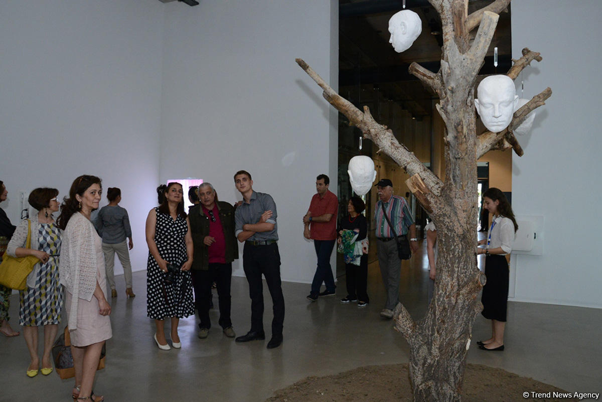 YARAT представляет две выставки - "300 слов на сопротивление" и "Мелкая ложь" (ФОТО)