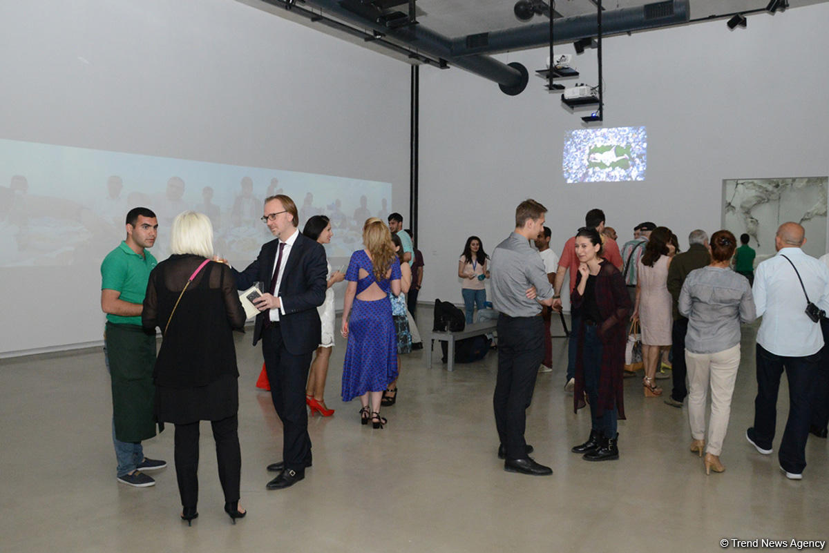 YARAT представляет две выставки - "300 слов на сопротивление" и "Мелкая ложь" (ФОТО)