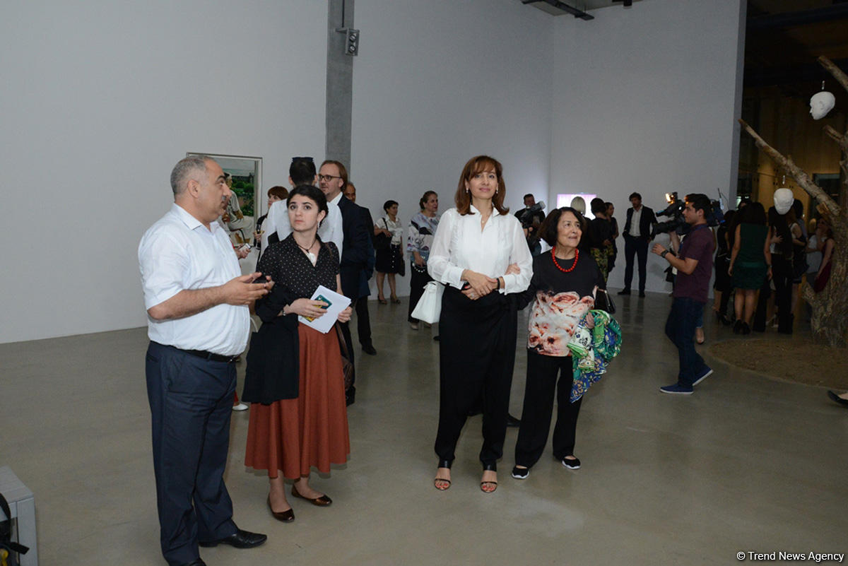 YARAT представляет две выставки - "300 слов на сопротивление" и "Мелкая ложь" (ФОТО)