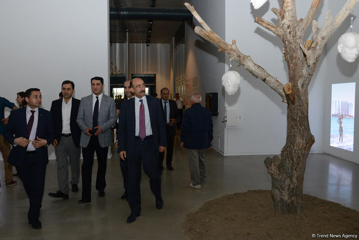 YARAT представляет две выставки - "300 слов на сопротивление" и "Мелкая ложь" (ФОТО)