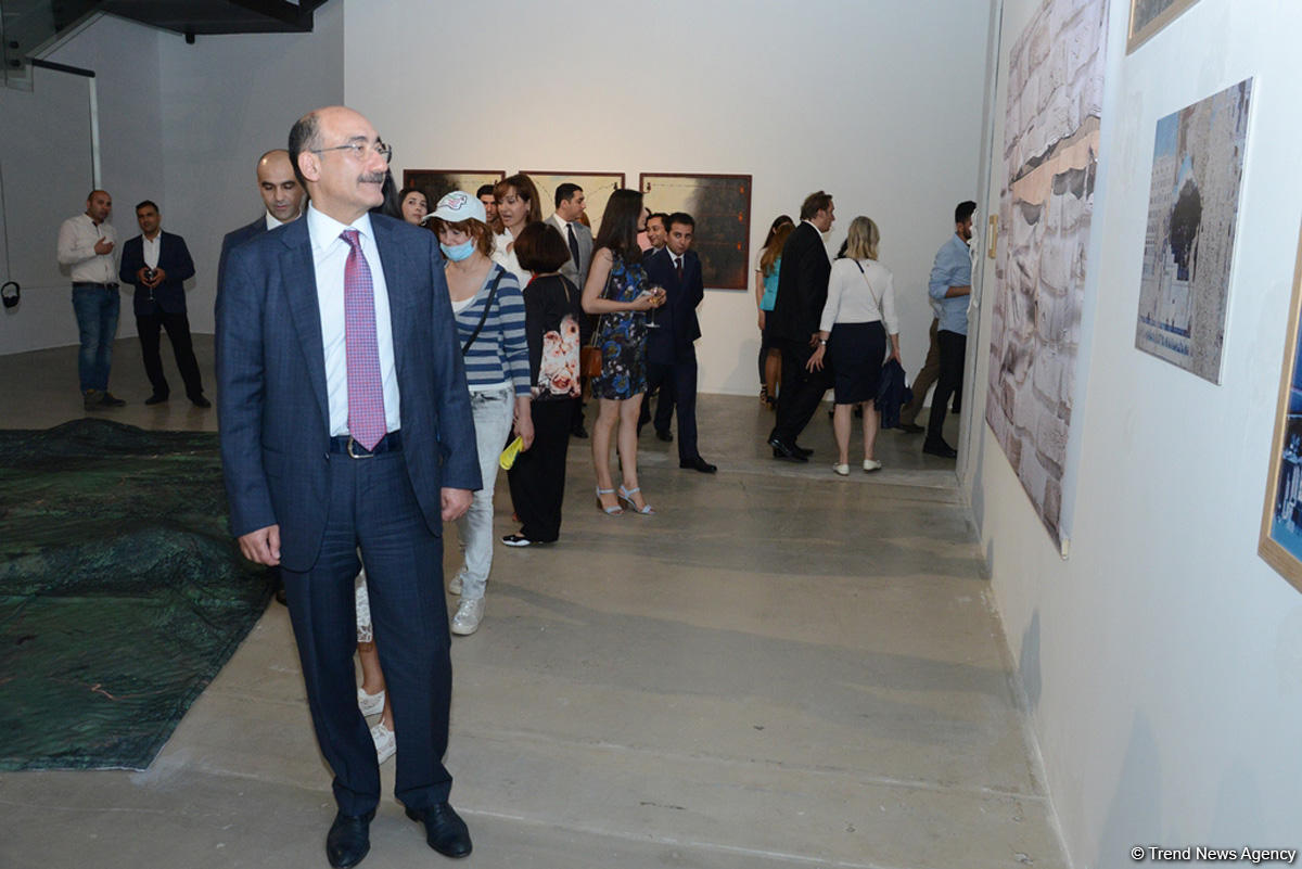 YARAT представляет две выставки - "300 слов на сопротивление" и "Мелкая ложь" (ФОТО)