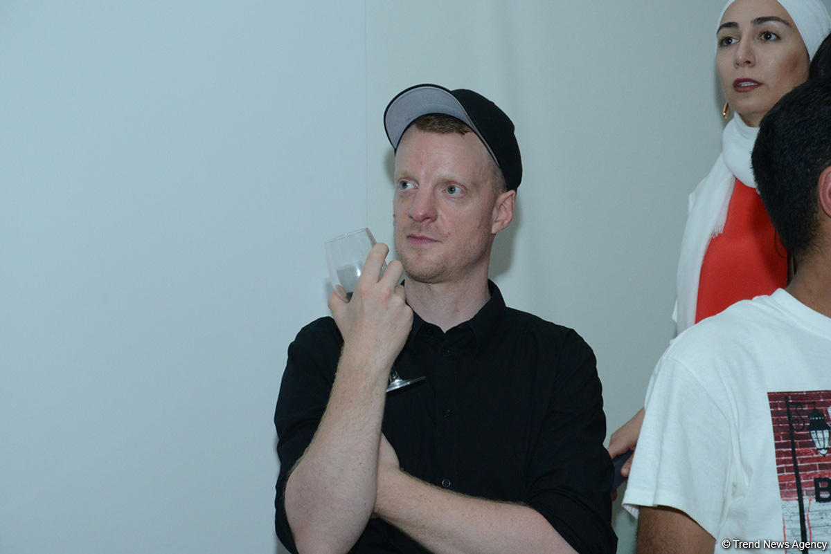 YARAT представляет две выставки - "300 слов на сопротивление" и "Мелкая ложь" (ФОТО)