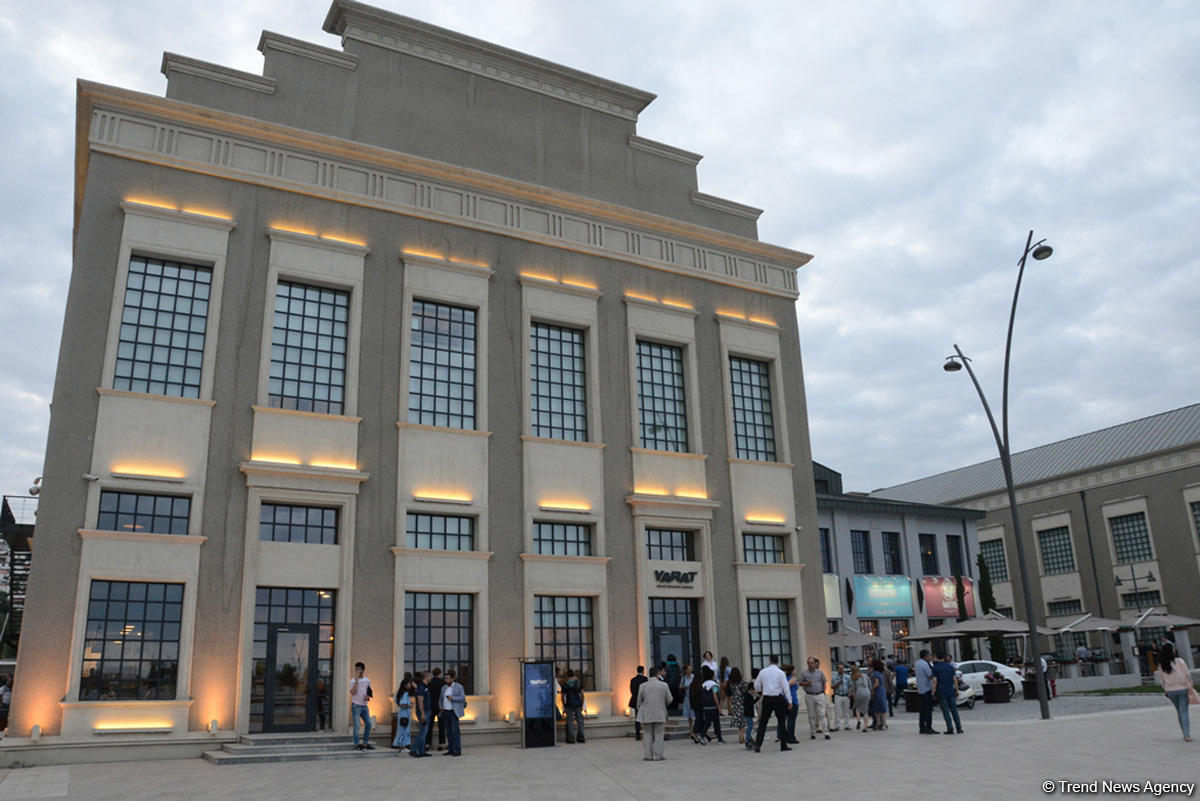 YARAT представляет две выставки - "300 слов на сопротивление" и "Мелкая ложь" (ФОТО)