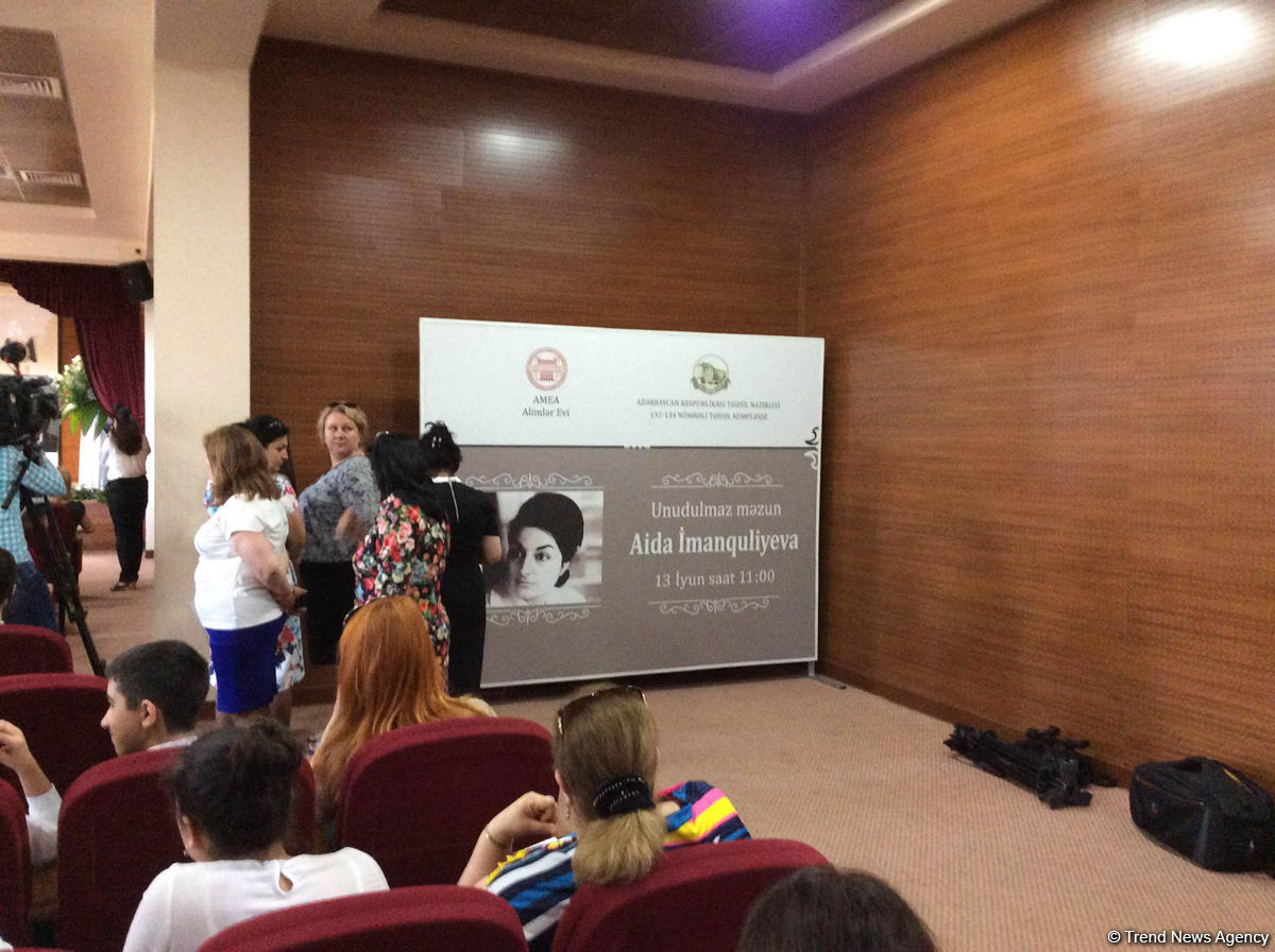 В Баку состоялась презентация книги «Незабвенная выпускница Аида Имангулиева»